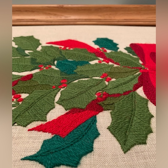 Vintage Handcrafted Crewel Embroidered Holly Swag Circa 1984 (Frame included) - Picture 2 of 9